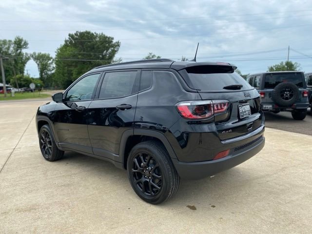 New 2026 Diamond Black Crystal Pearl-Coat Exterior Paint Jeep Latitude image 9