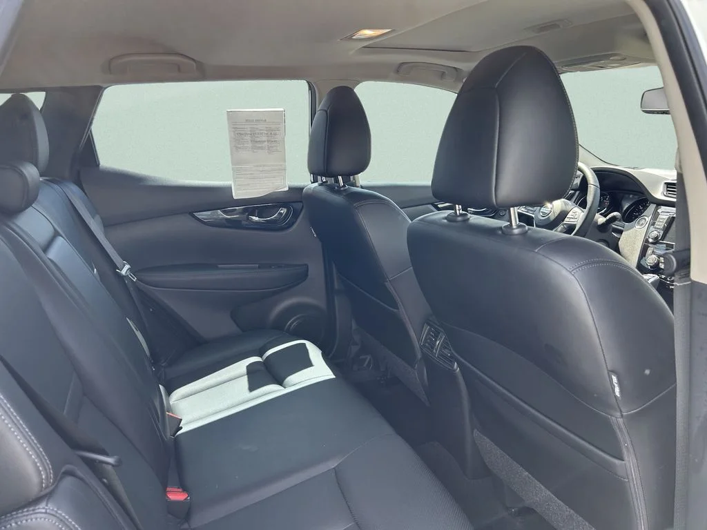 Used 2021 White Nissan SL image 21