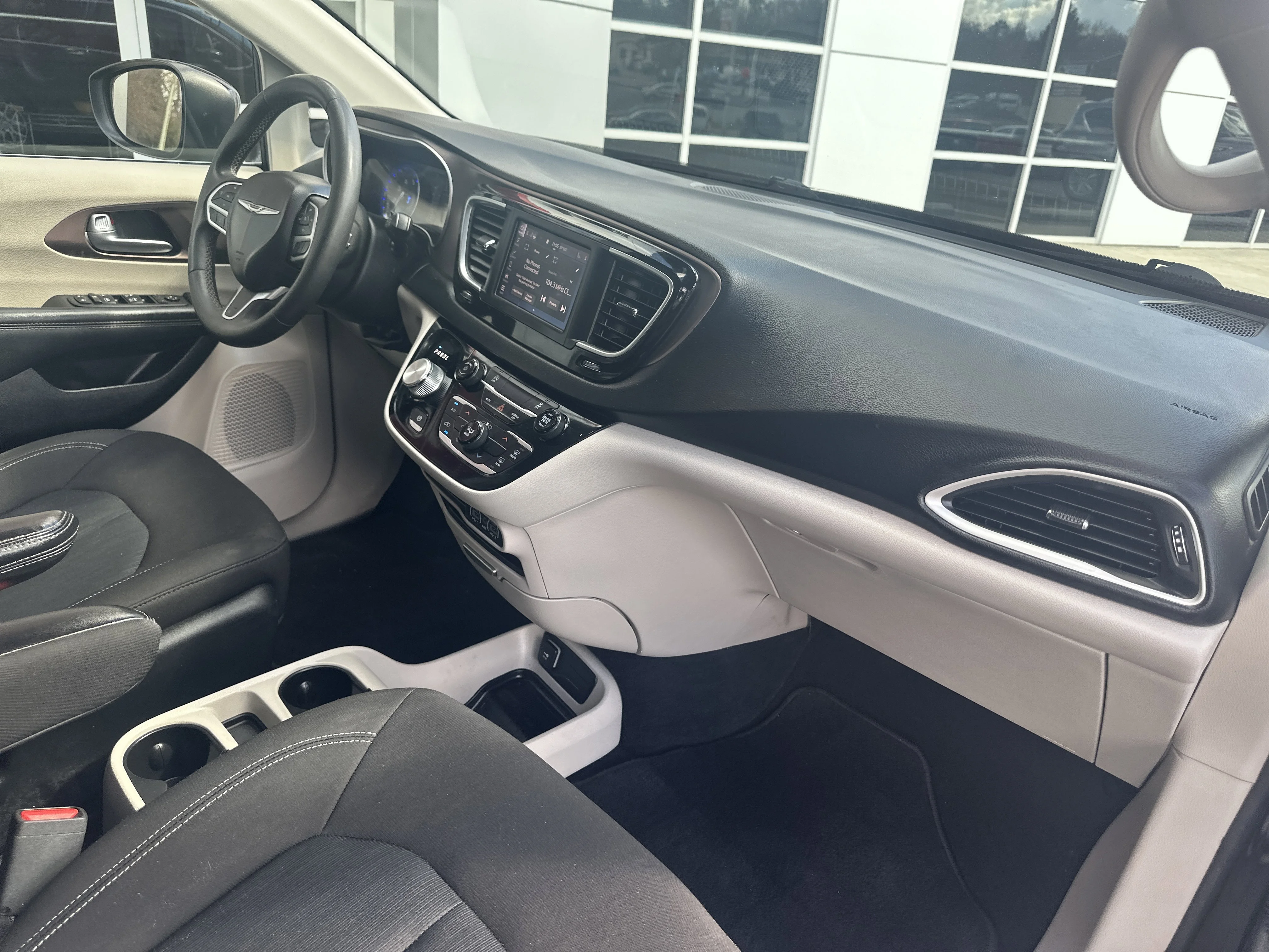 2023 Chrysler Voyager LX - Photo 29