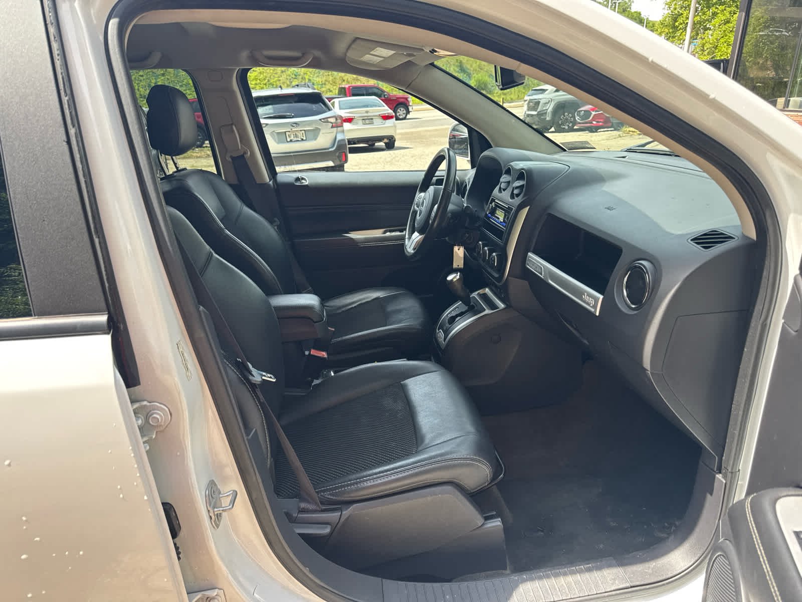 Used 2017 Bright White Clearcoat Jeep Latitude image 13