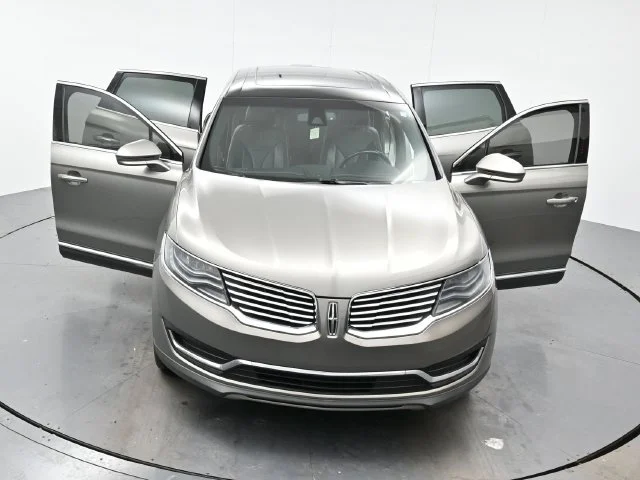 Used 2016 Luxe Metallic Lincoln Reserve image 45