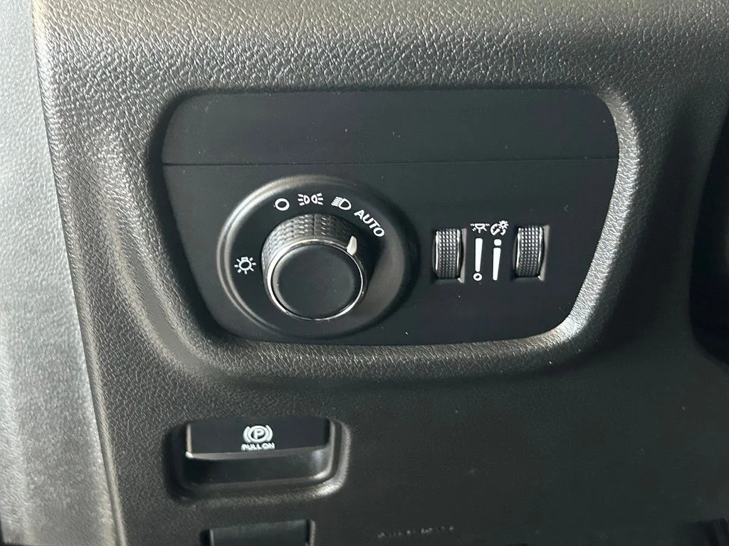 Used 2023 Diamond Black Crystal Pearlcoat Jeep Altitude image 21