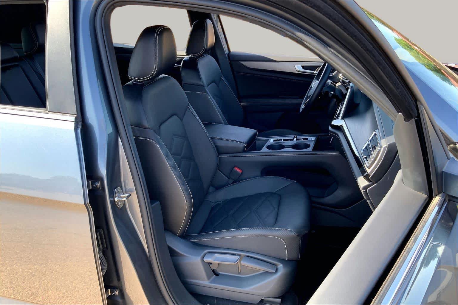 Used 2024 Platinum Gray Metallic Volkswagen 2.0T SE image 9