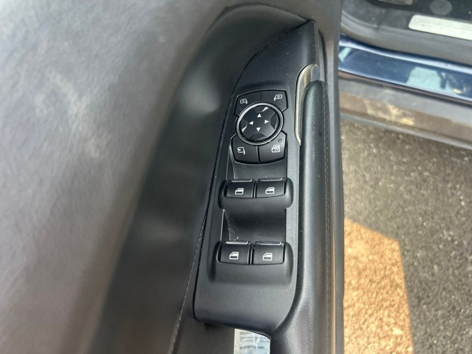 Used 2017 Sapphire Blue Metallic Lincoln Reserve image 10