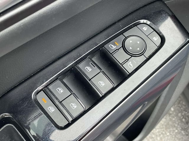 Used 2022 Scarlet Nissan SL image 20