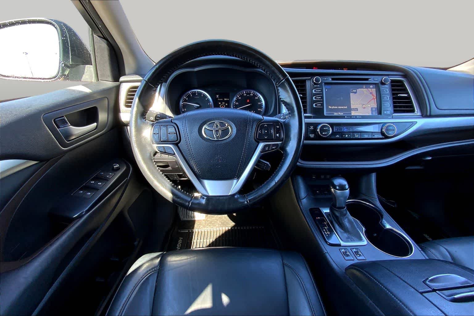 Used 2017 Shoreline Blue Pearl Toyota XLE image 6