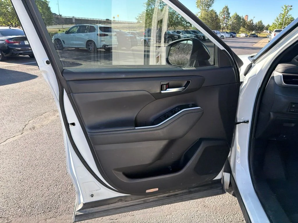 Used 2022  Toyota XSE image 9