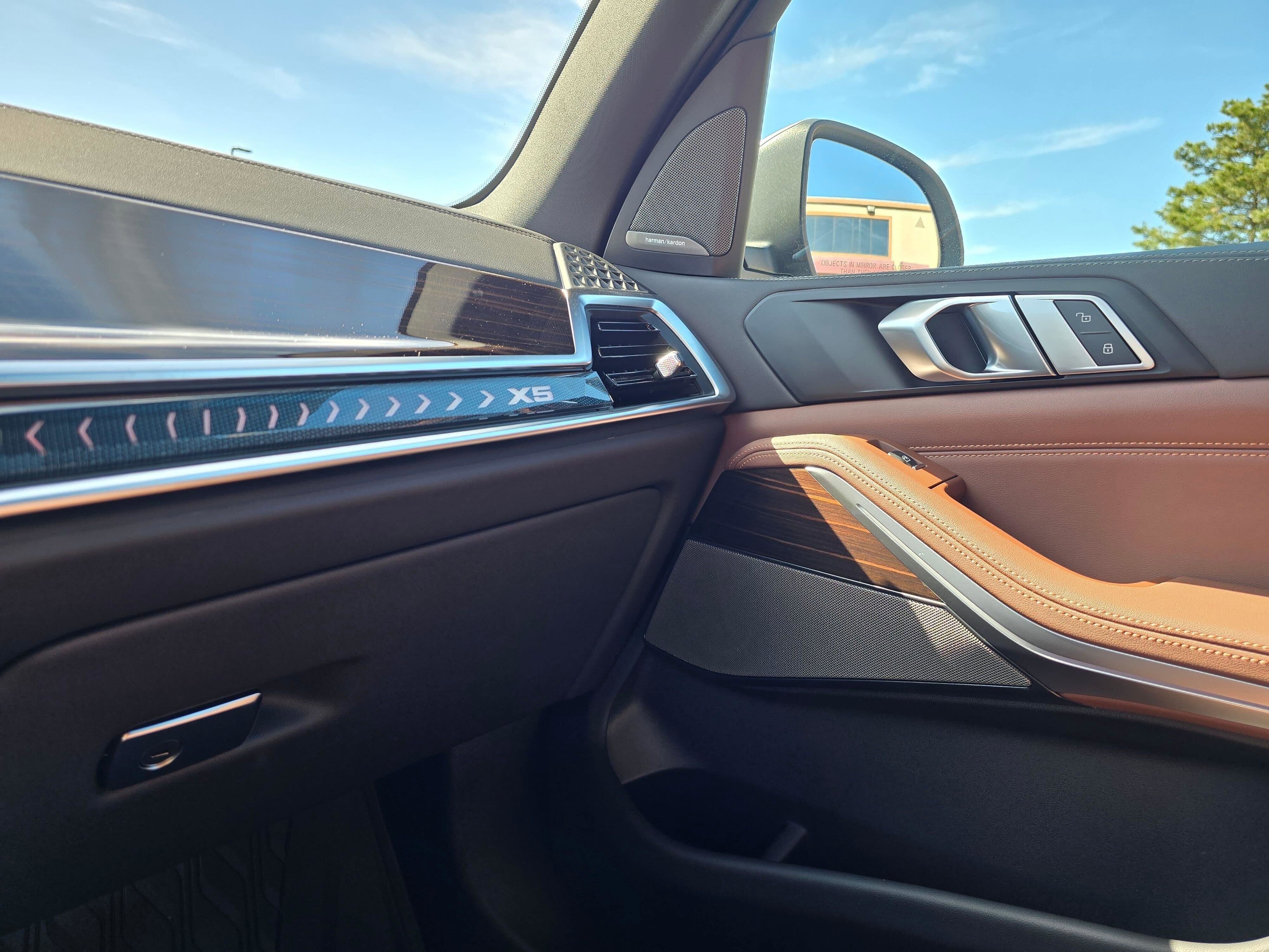 New 2026 Mineral White Metallic BMW xDrive50e image 24