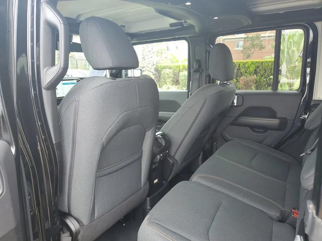 Used 2024  Jeep Sahara image 15