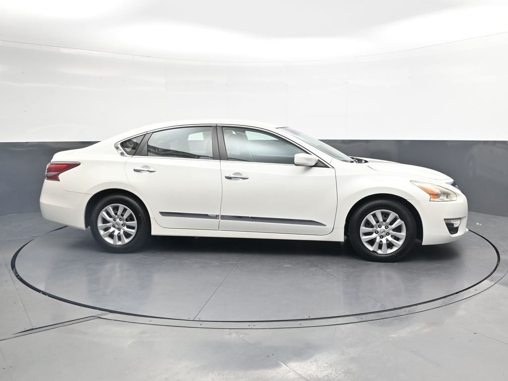 Used 2014 White Nissan 2.5 S image 3