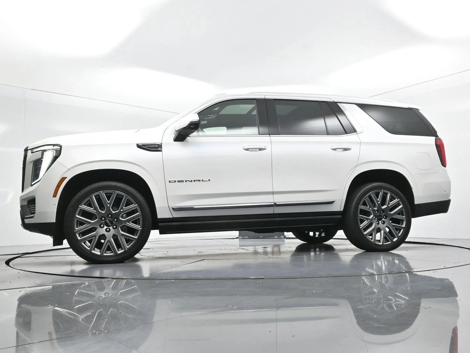 Used 2025 White Frost Tricoat GMC Denali Ultimate image 49