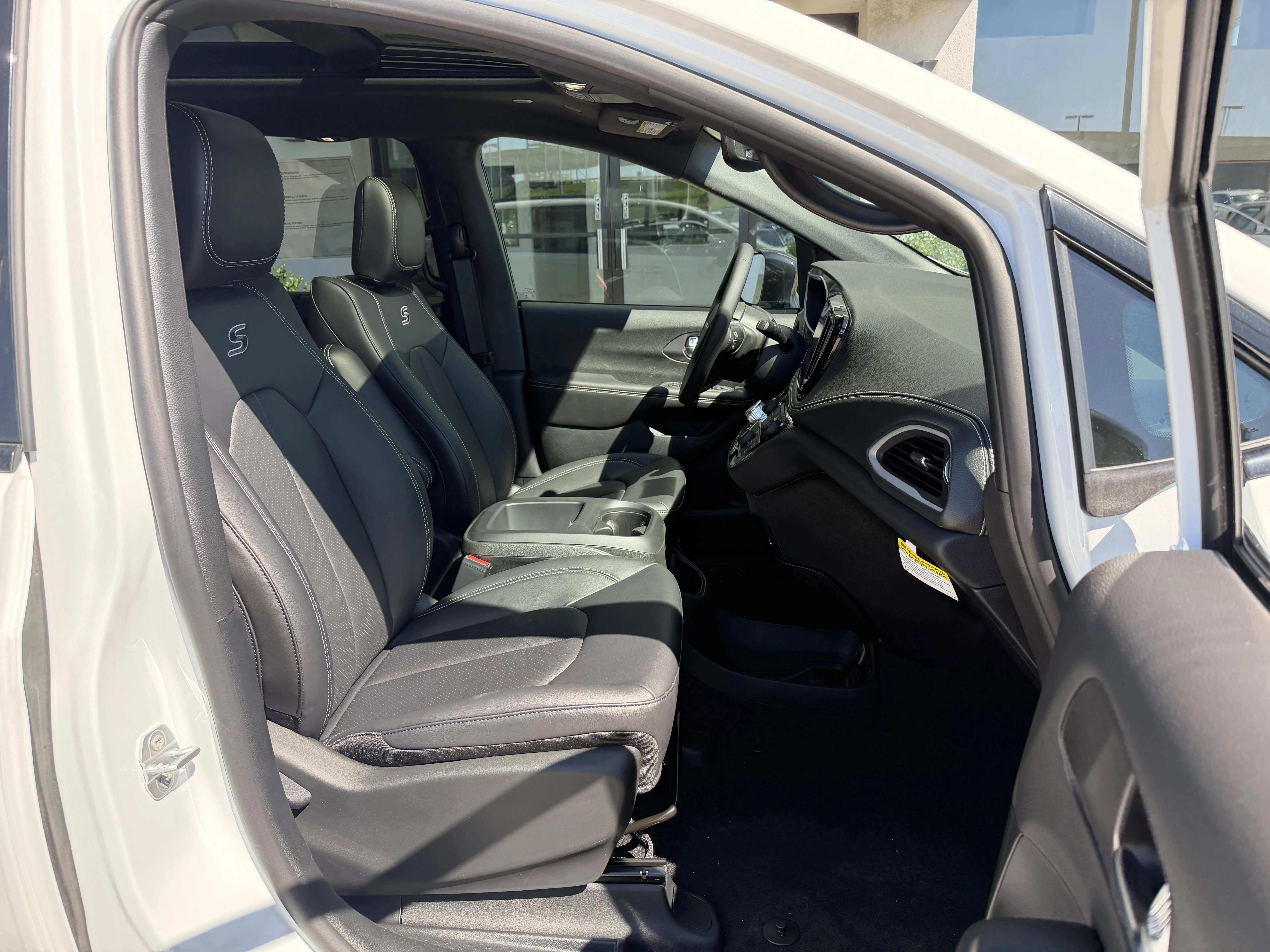 New 2026 Bright White Clear-Coat Exterior Paint Chrysler Select image 21