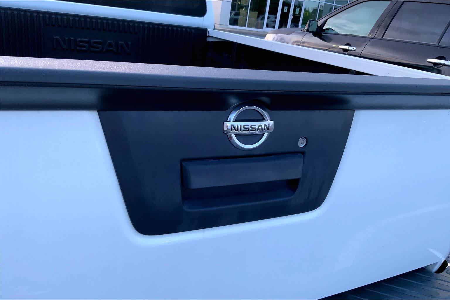 Used 2015 Glacier White Nissan S image 9