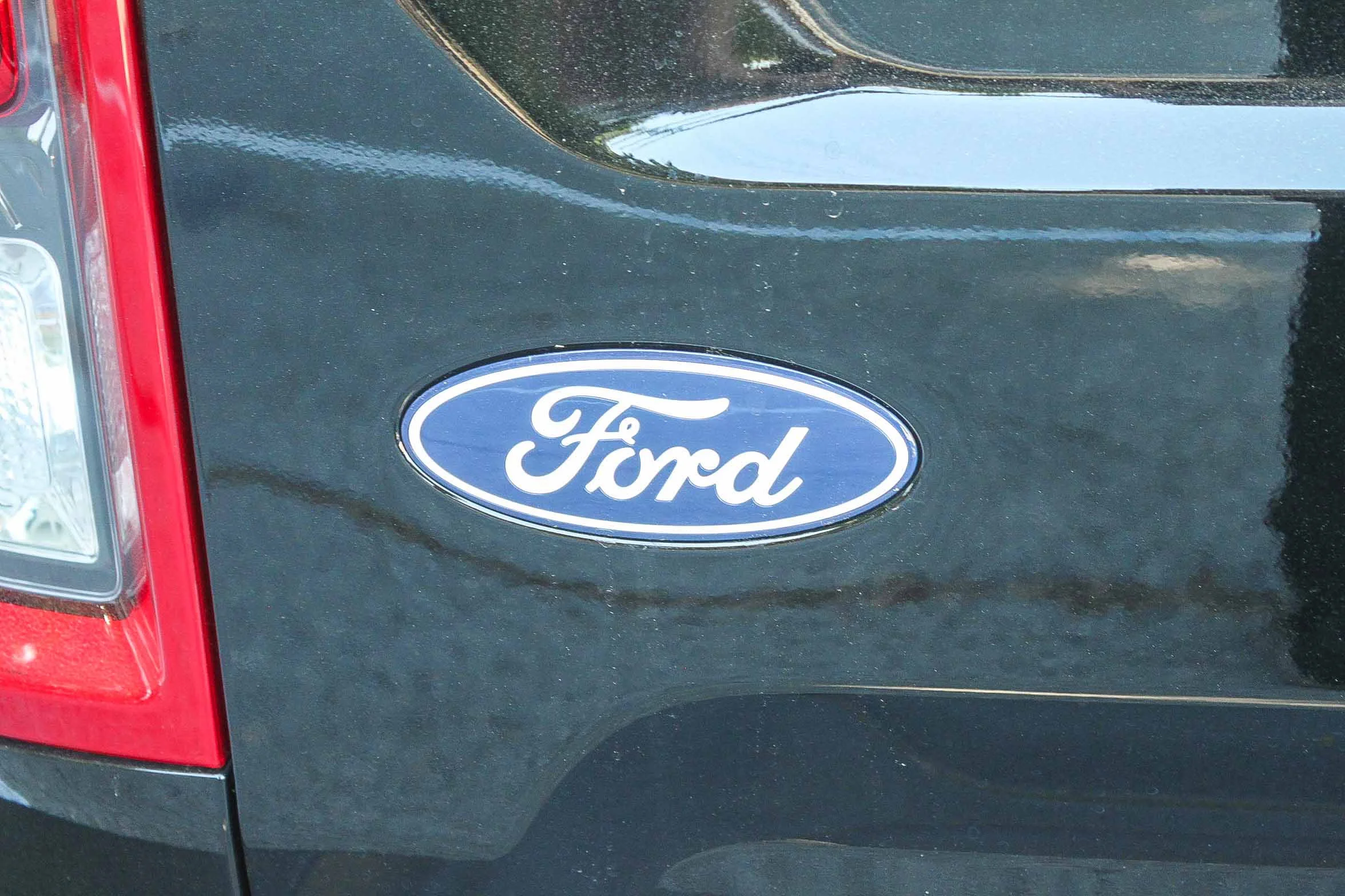 New 2026 Shadow Black Ford Outer Banks® image 10