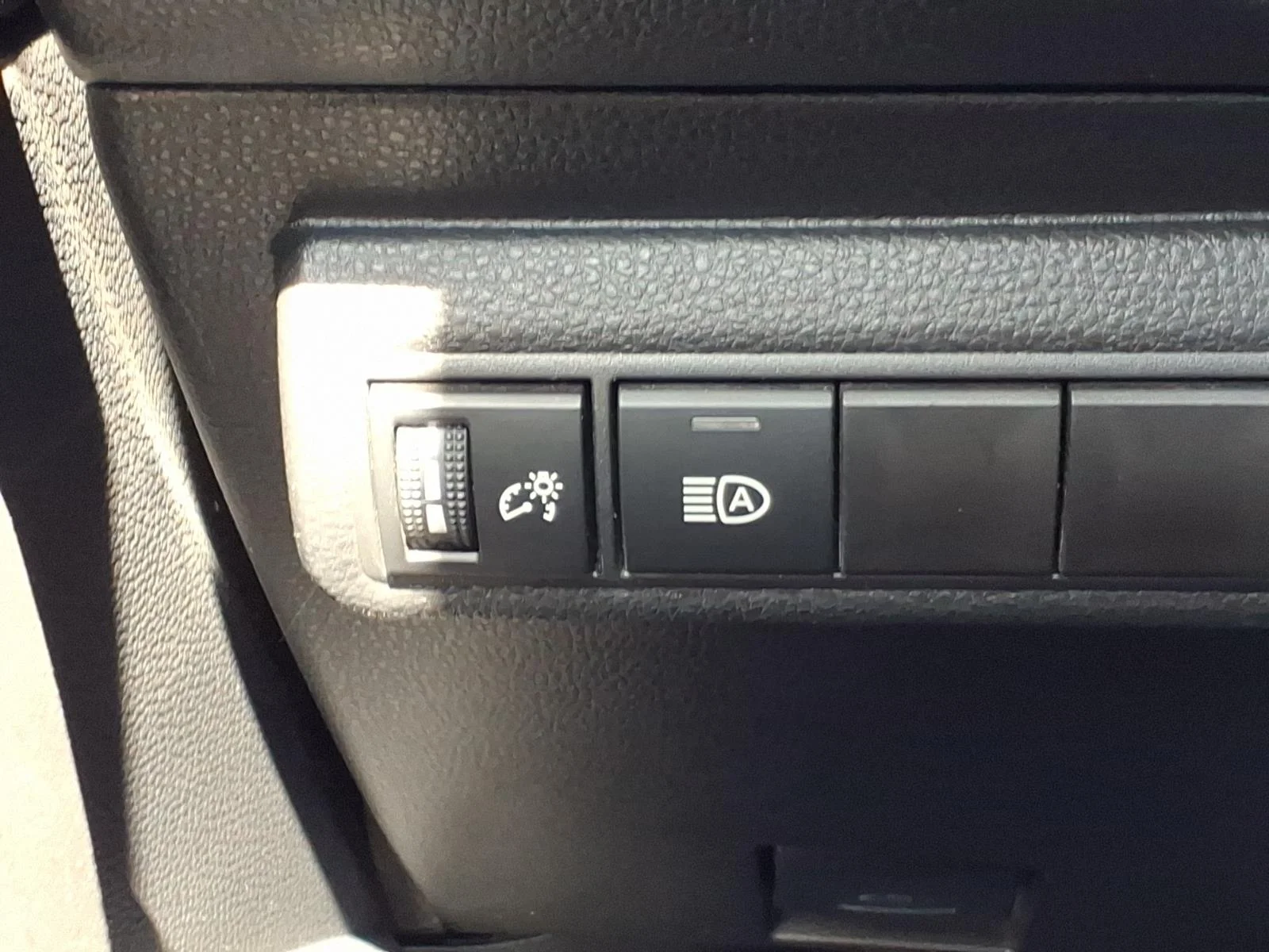 Used 2025 Wind Chill Pearl Toyota LE image 19