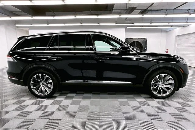 Used 2025 Infinite Black Metallic Clearcoat Lincoln Reserve image 16