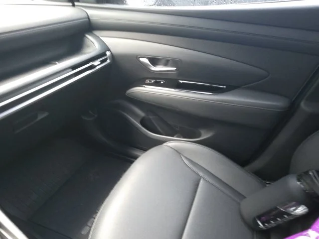 Used 2025 White Hyundai SEL image 7