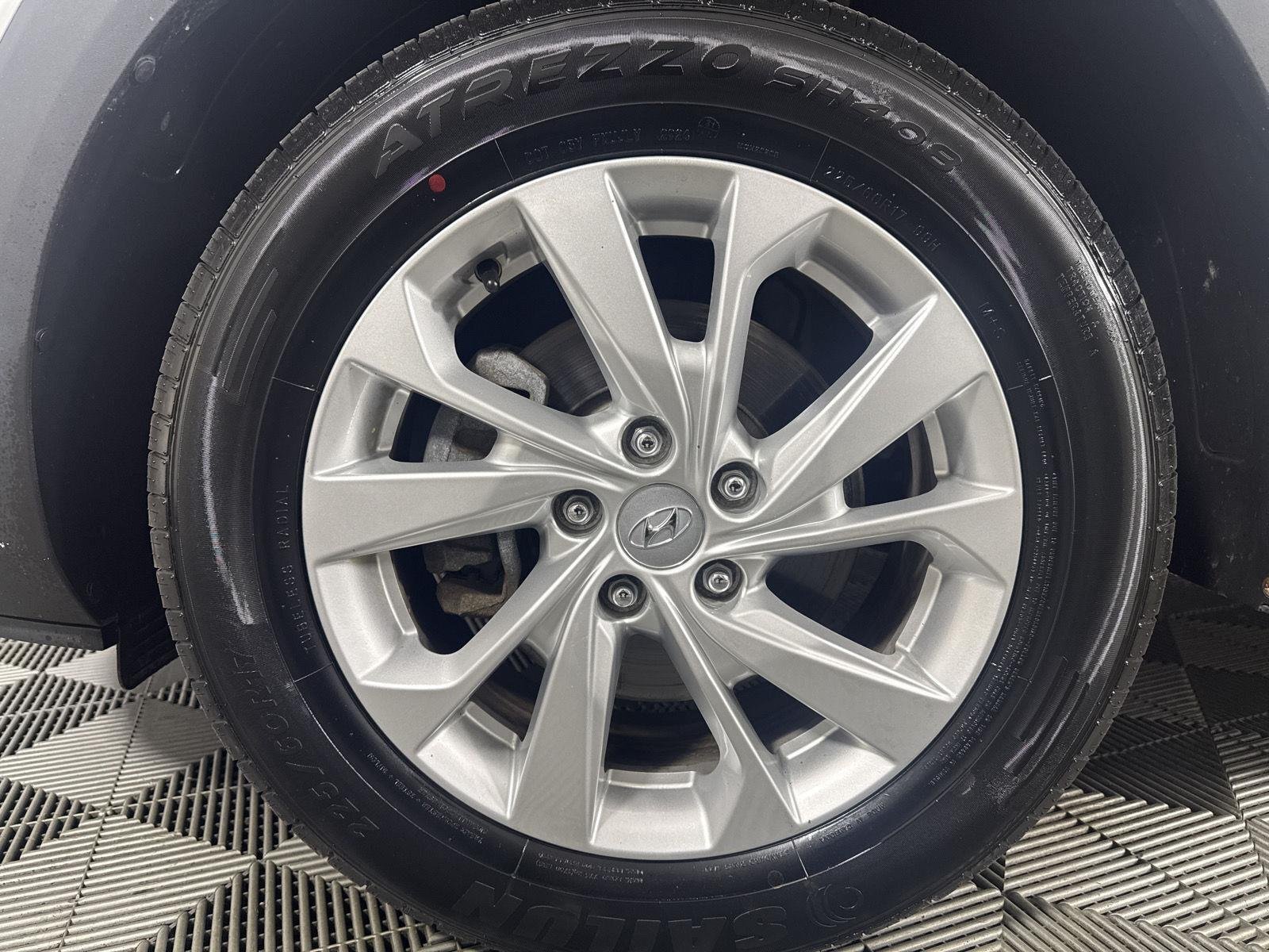 Used 2019 White Pearl Hyundai SE image 11