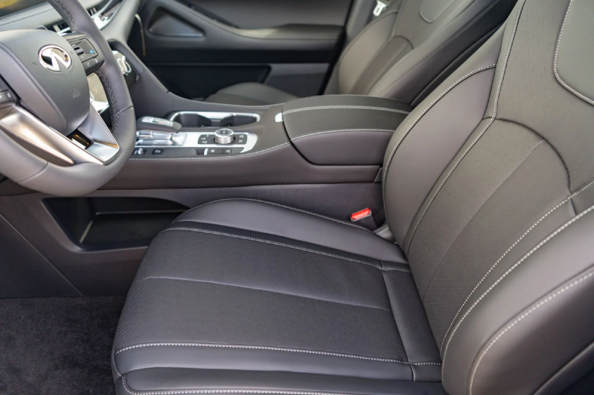 New 2027 MOONBOW BLUE INFINITI Luxe AWD image 9