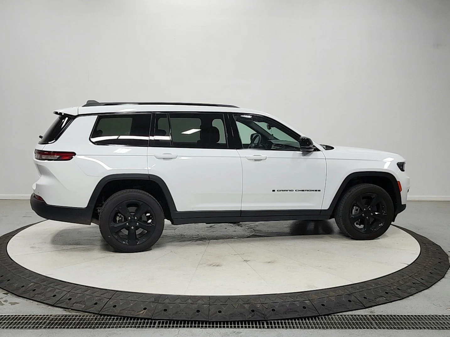 Used 2024 White Jeep Altitude image 8