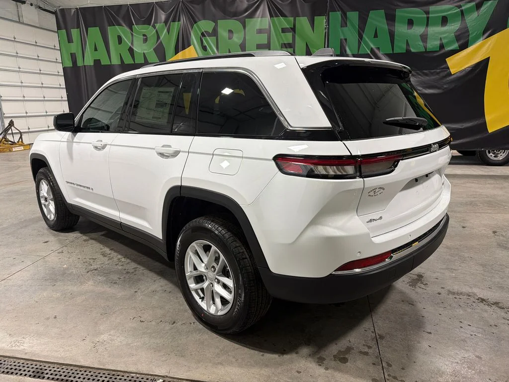 New 2026 Bright White Clear-Coat Exterior Paint Jeep Laredo X image 5