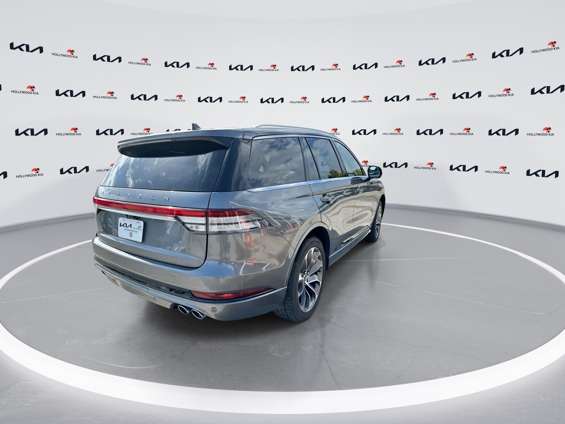 Used 2022 Gray Metallic Lincoln Grand Touring image 8
