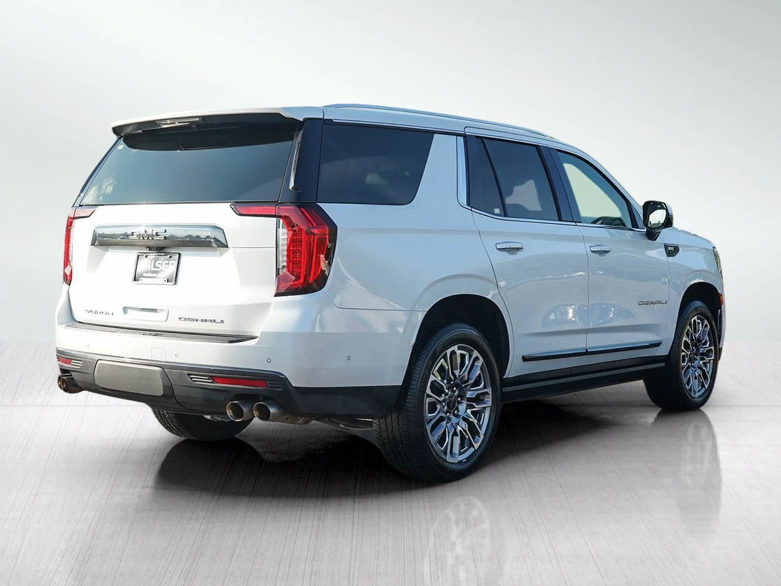 Used 2023 White Frost Tricoat GMC Denali Ultimate image 6