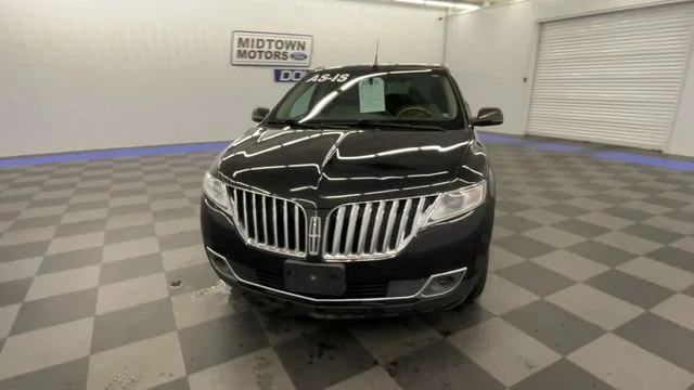 Used 2015 Tuxedo Black Metallic Lincoln Base image 3
