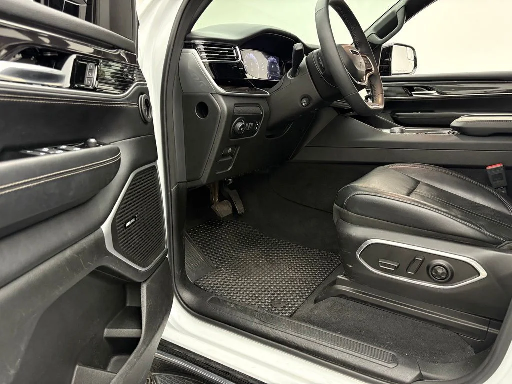 Used 2023 Bright White Clearcoat Jeep Base image 15
