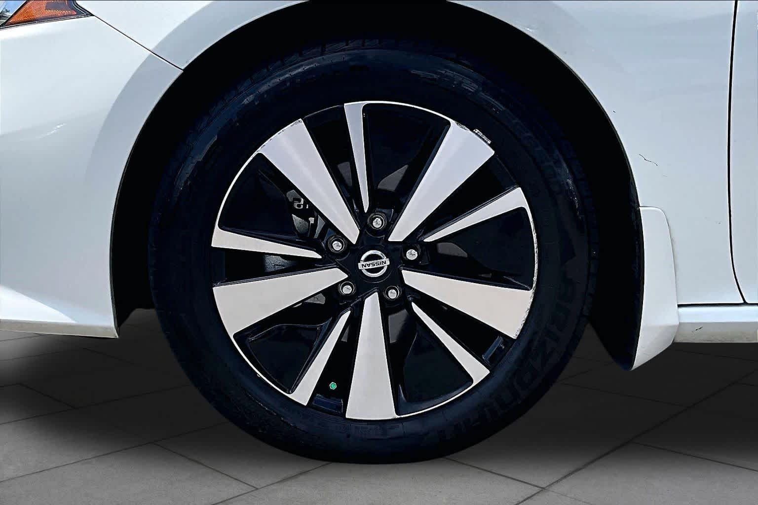 Used 2021 Pearl White Tricoat Nissan 2.5 SV image 11