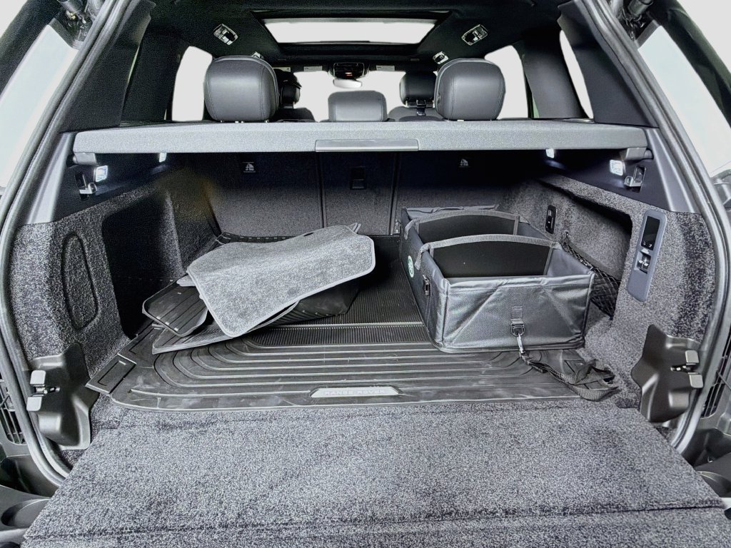 New 2027 Fuji White Land Rover SE image 28