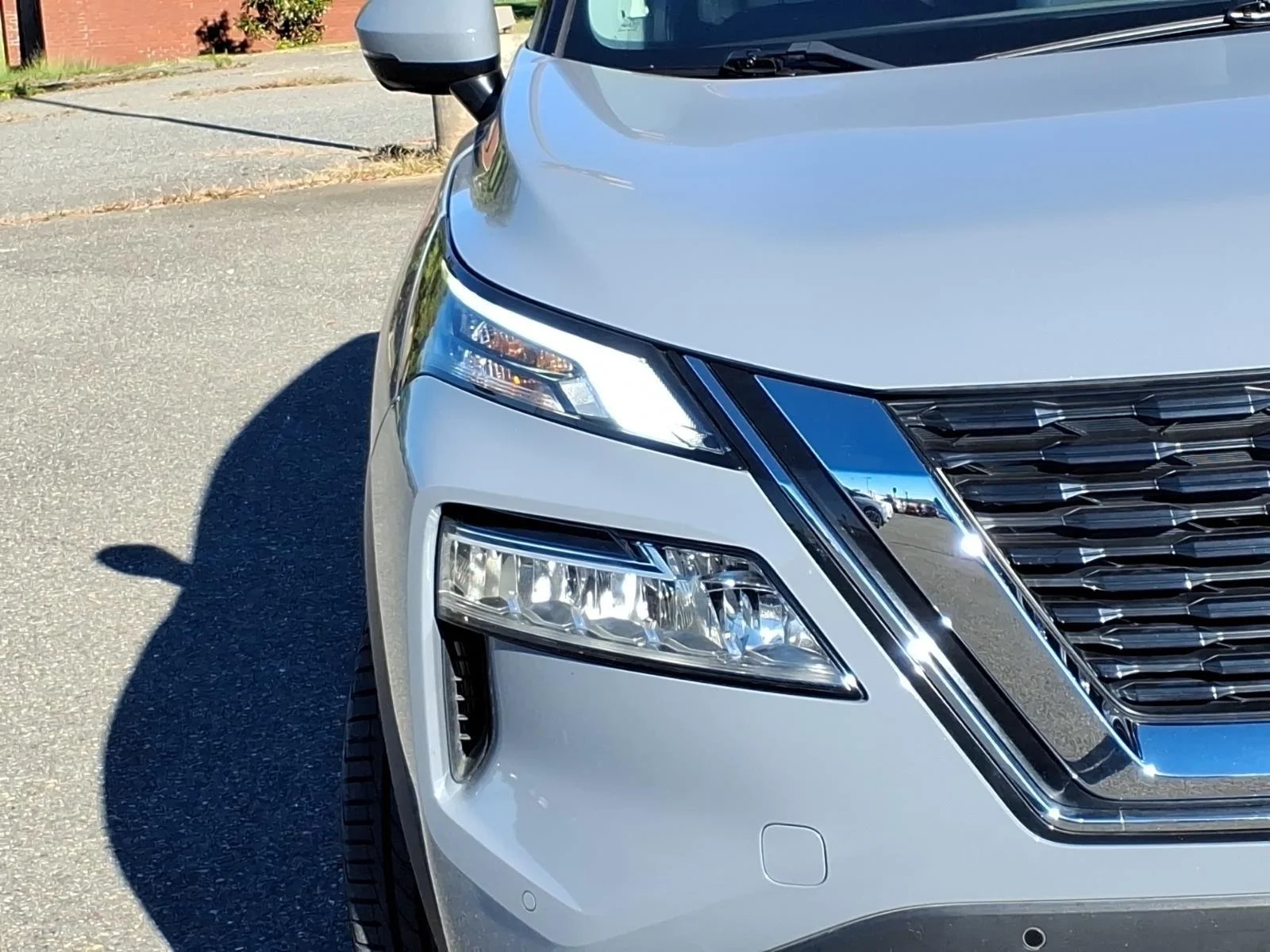 Used 2022 Boulder Gray Pearl Nissan SL image 17