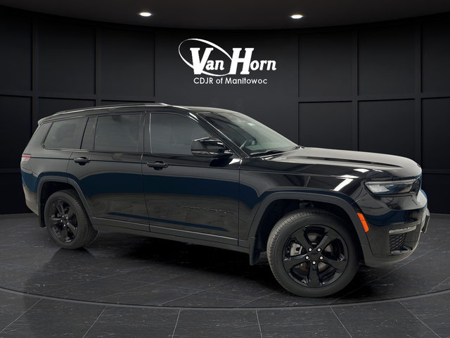 Used 2024 Diamond Black Crystal Pearlcoat Jeep Limited image 1