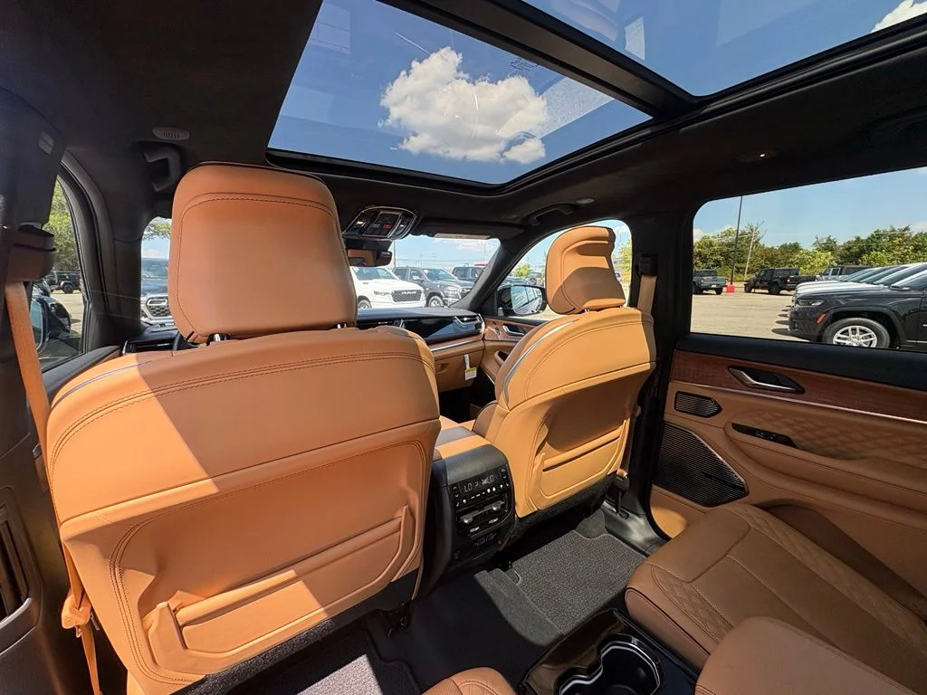 Used 2024 Red Jeep Summit image 27