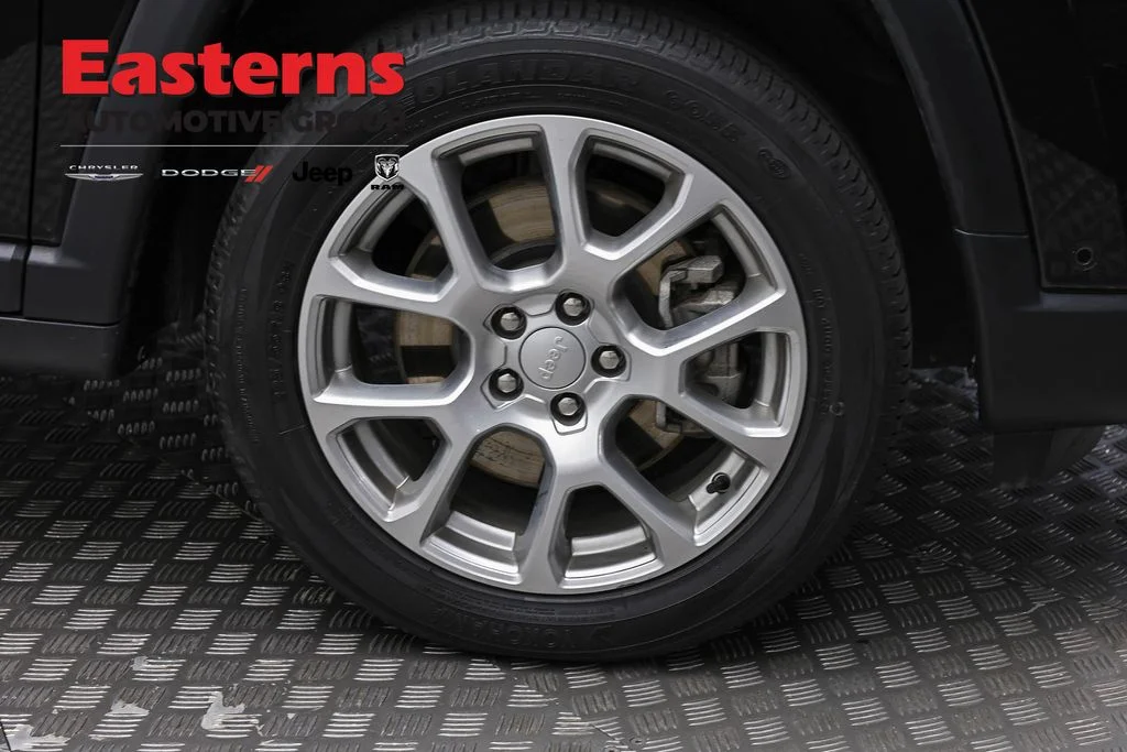 Certified Used 2024 Black Jeep Latitude Lux image 31
