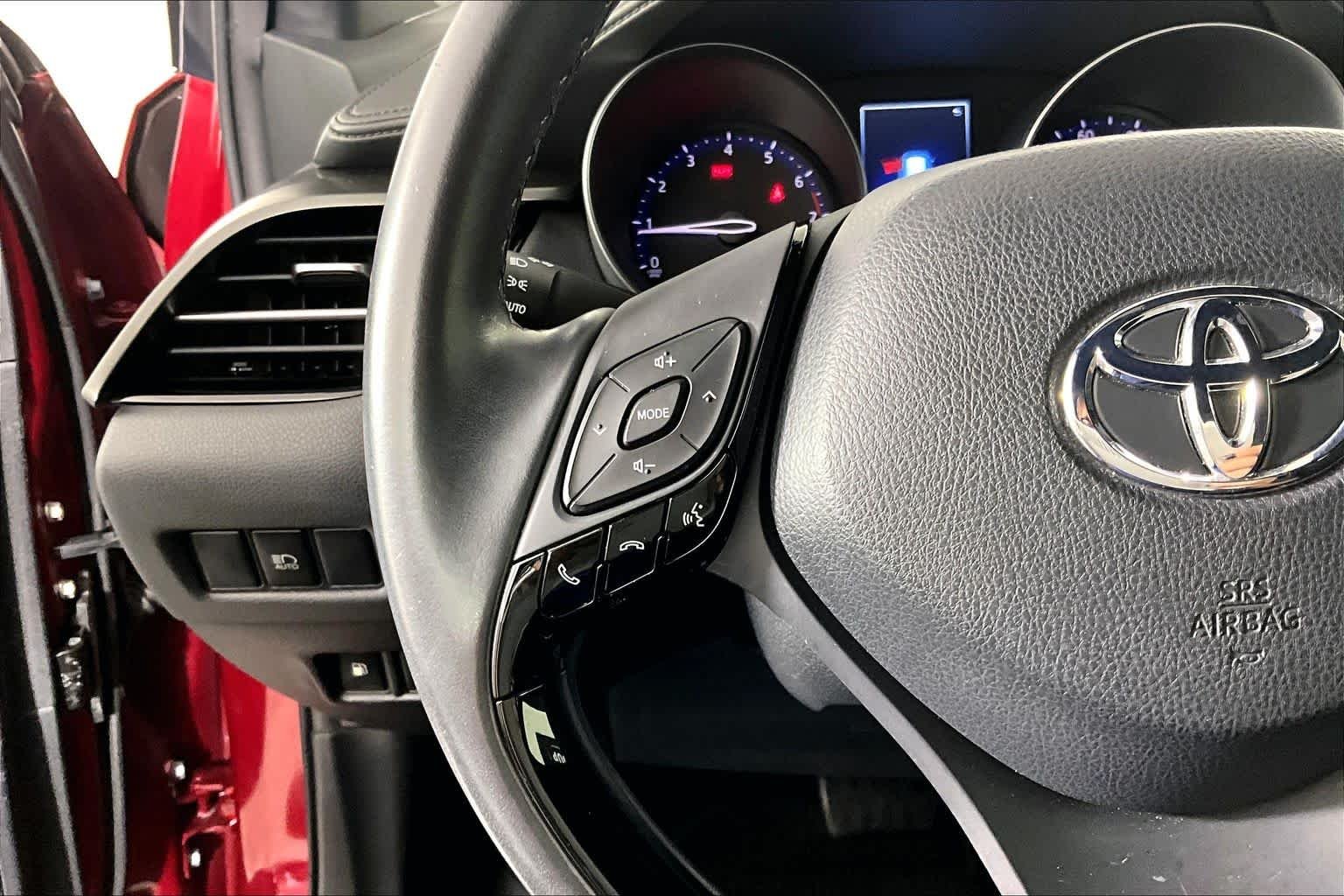 Used 2018 Iceberg/Ruby Flare Pearl Toyota XLE image 22