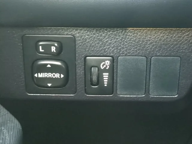 Used 2016 Silver Toyota SE image 27