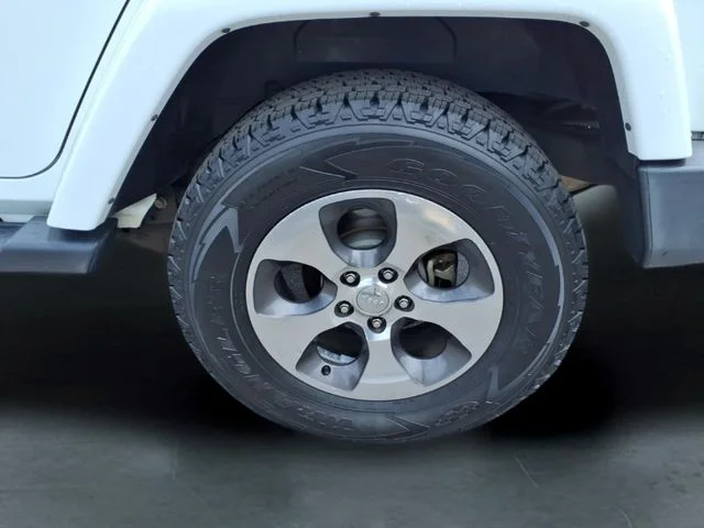 Used 2018 White Jeep Unlimited Sahara image 13
