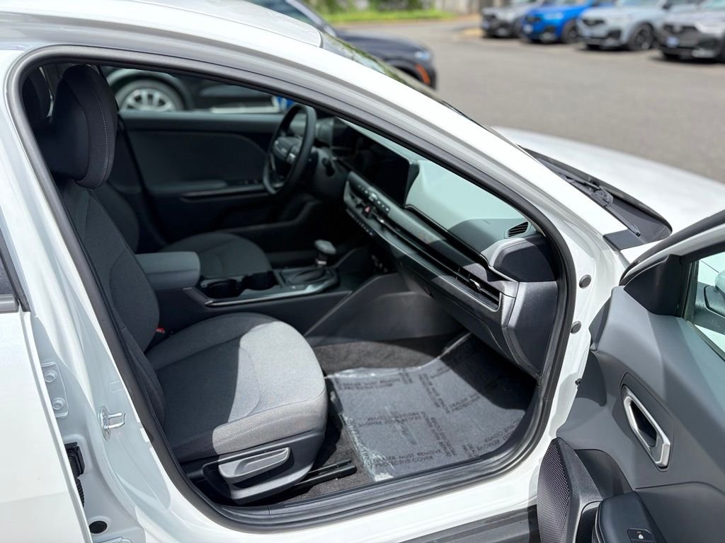 Used 2025 Snow White Pearl Kia LX image 23