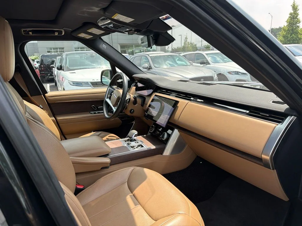 Used 2023  Land Rover SE image 12