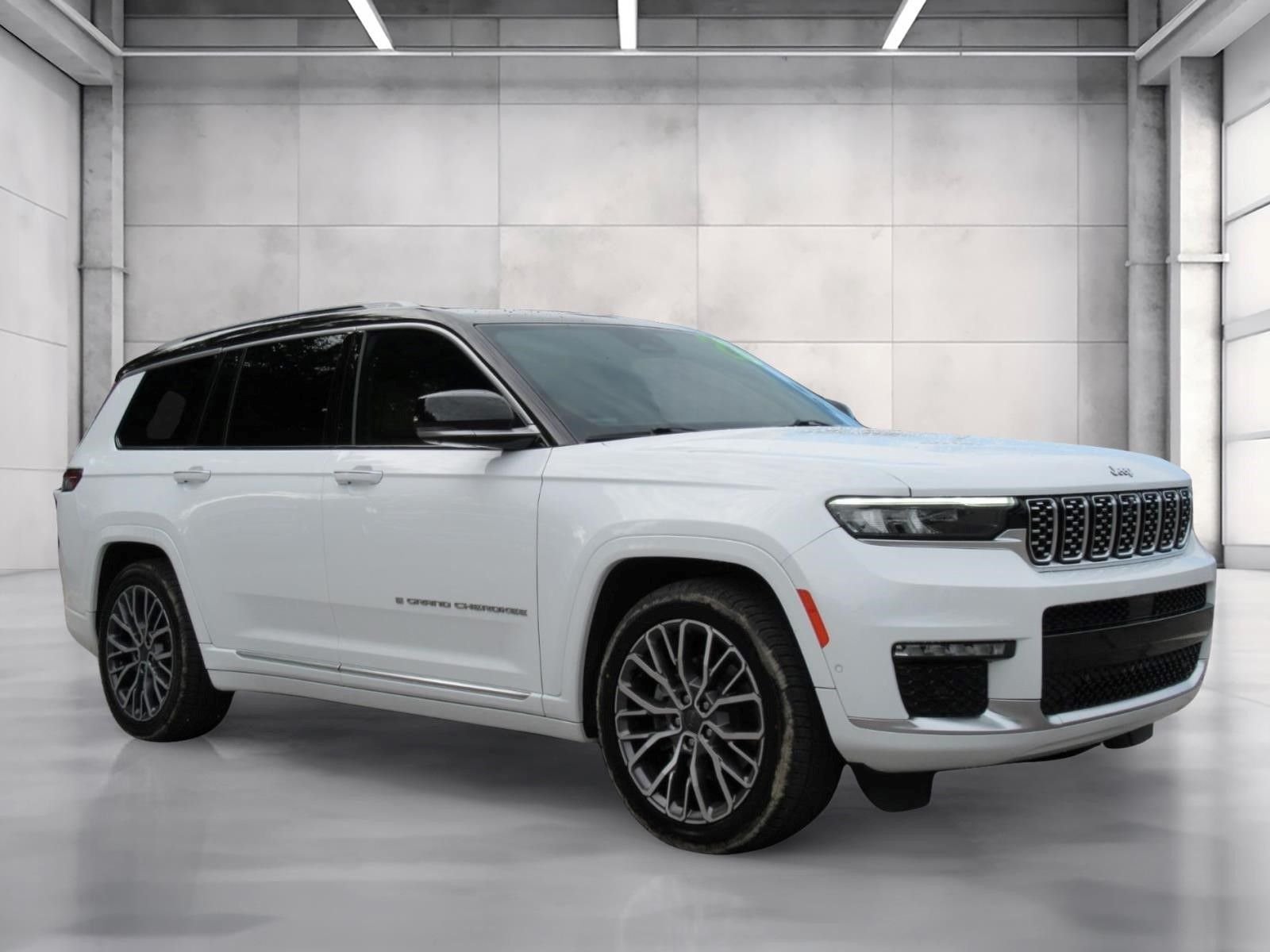 Used 2023 White Jeep Summit image 1