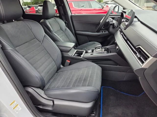 Used 2025 White Mitsubishi SE image 16