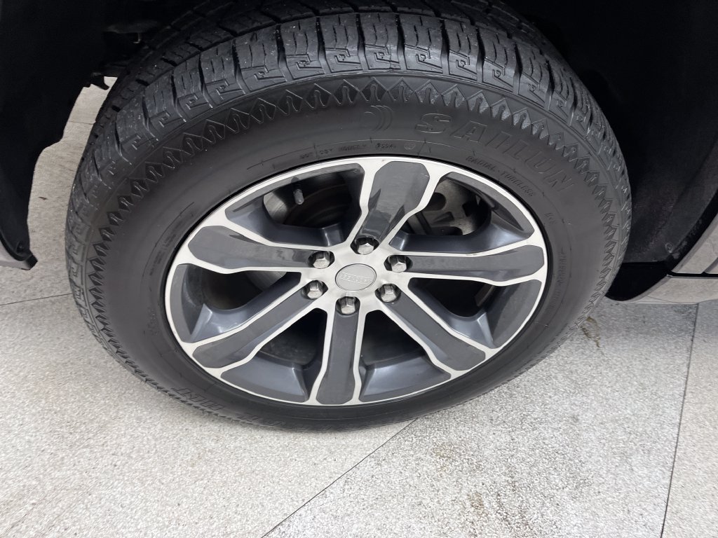 Used 2024 Black Jeep Base image 9