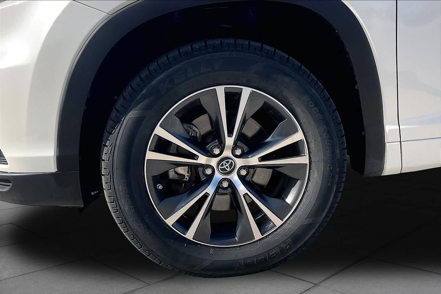 Used 2016 Blizzard Pearl Toyota XLE image 11