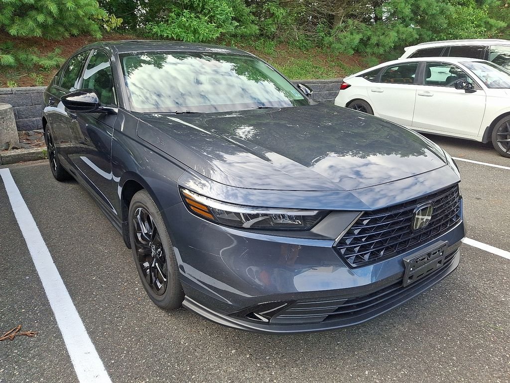 Used 2025 Meteorite Gray Metallic Honda SE image 3