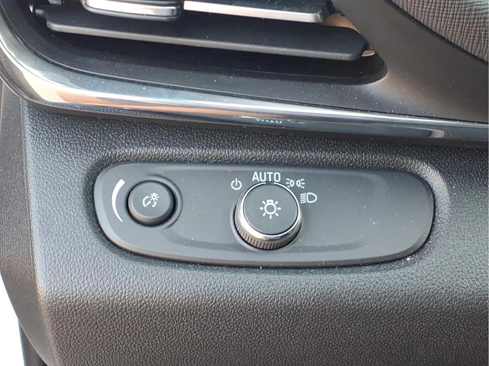 Used 2026 Summit White Buick Preferred image 18