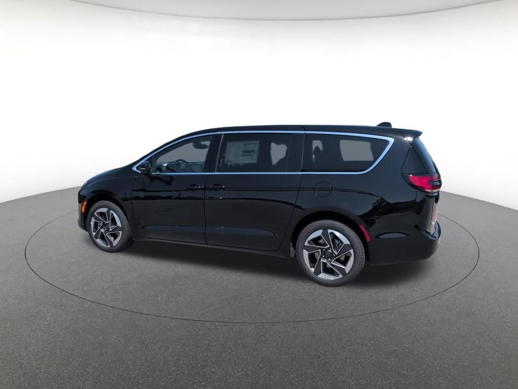 New 2027 Diamond Black Crystal Pearl-Coat Exterior Paint Chrysler Limited image 9