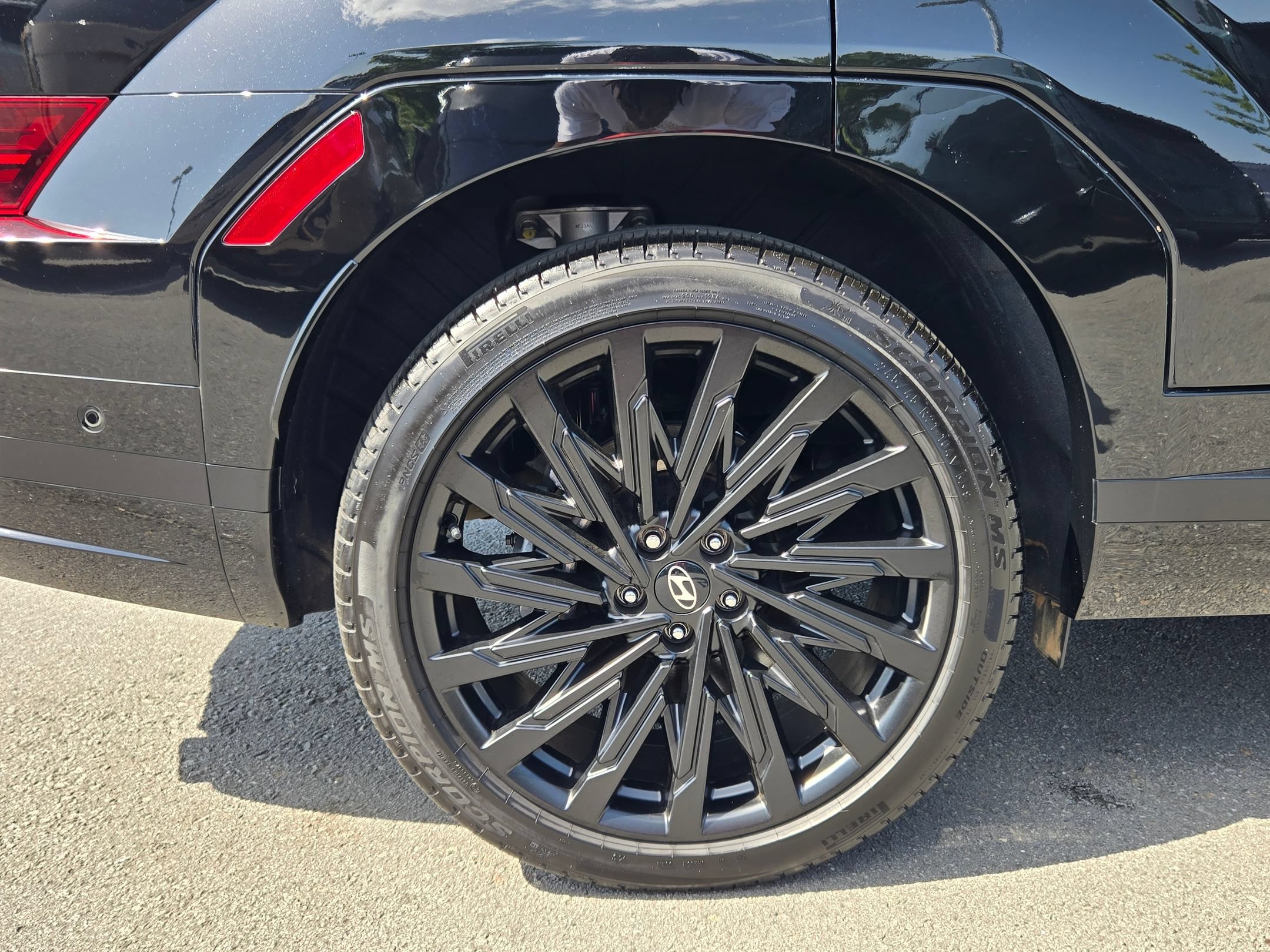 Used 2025 Phantom Black Hyundai Calligraphy image 17