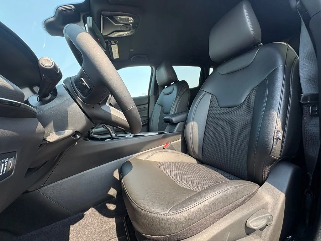 New 2026 Diamond Black Crystal Pearl-Coat Exterior Paint Jeep Latitude image 12