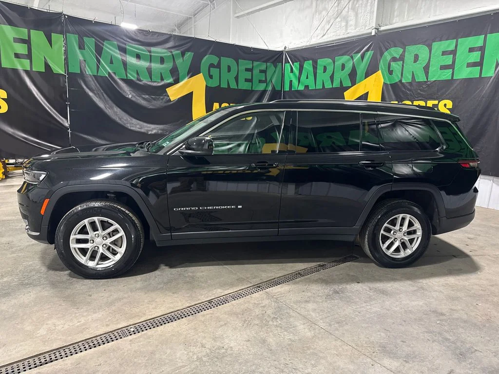 Certified Used 2023 Diamond Black Crystal Pearlcoat Jeep Laredo image 4